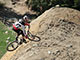 Montando en bicicleta de montaña en el parque ciclista